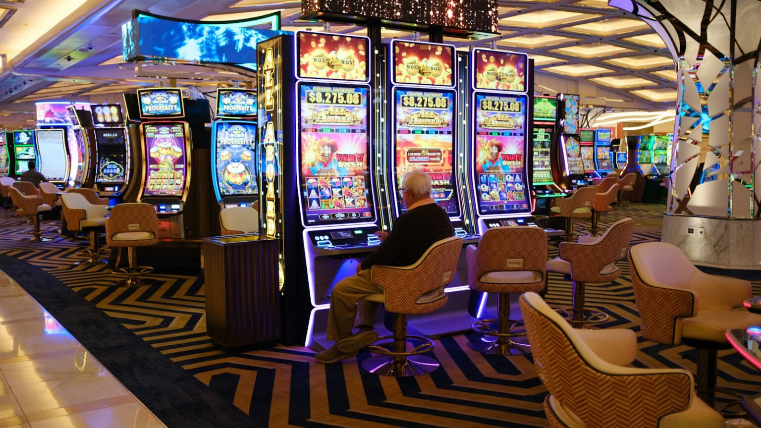 สมัครเว็บแทงบอลออนไลน์อย่างไร พร้อมสำรวจเกมคาสิโนยอดนิยม Bàn chơi roulette tại casino đại diện cho trải nghiệm cá cược trực tuyến minh bạch (Photo by Miikka Luotio on Unsplash)